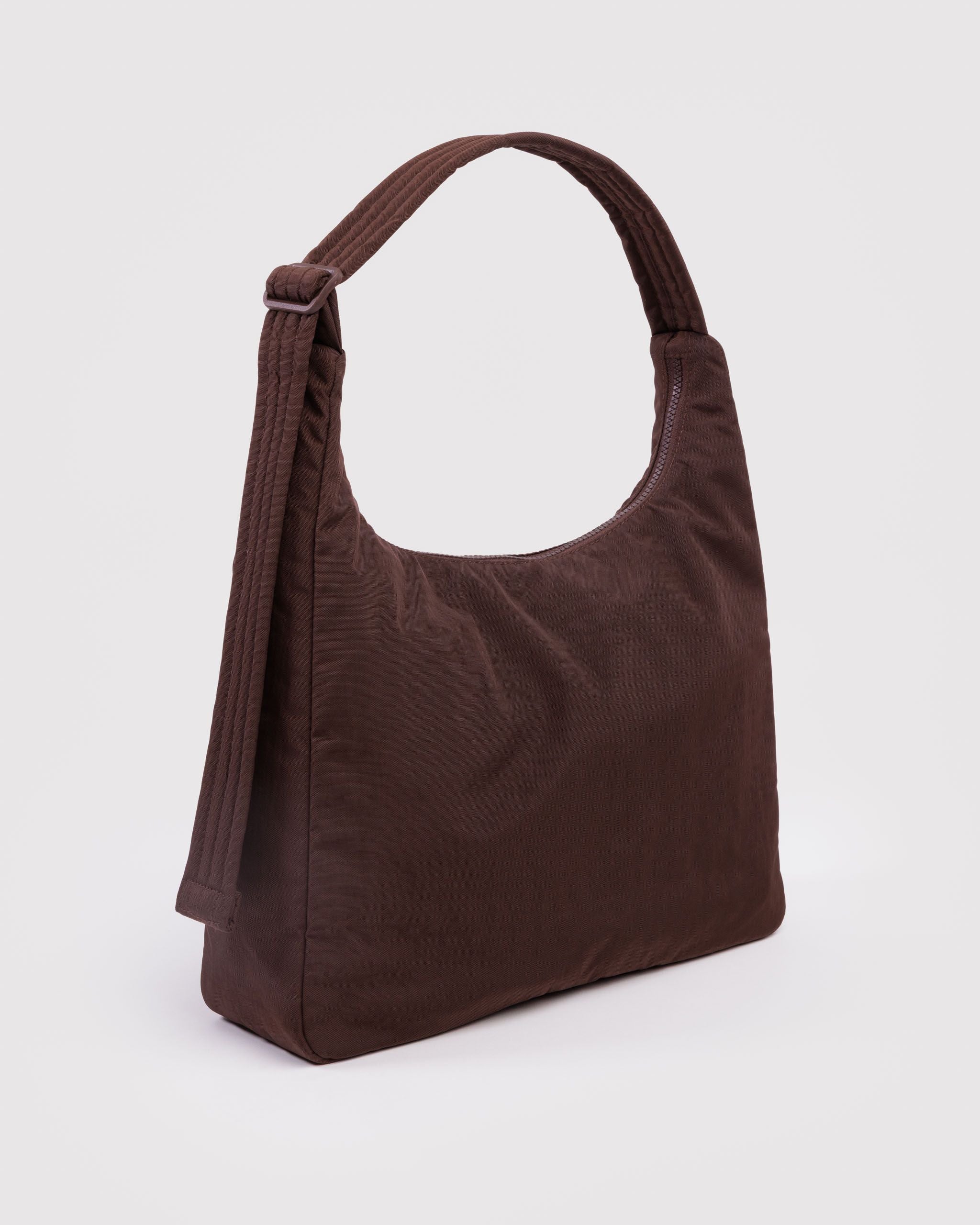 Schultertasche aus Nylon in Kaffeebraun von BAGGU, Innenansicht mit Reißverschlussfach