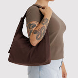 Schultertasche aus Nylon in Kaffeebraun von BAGGU, Detailansicht