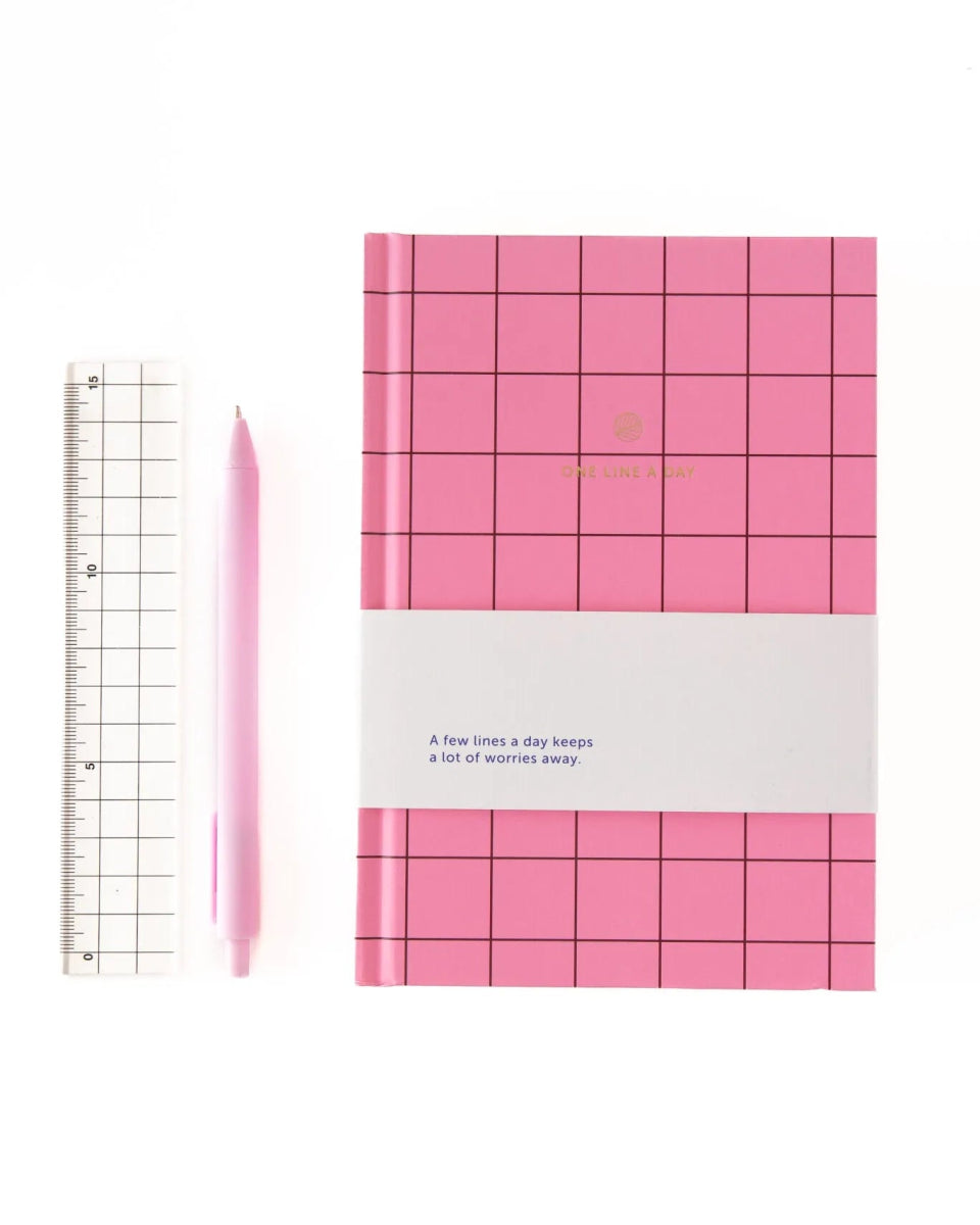 A - Journal - ONE LINE A DAY Notizbuch • Pink Checkered - Notizbuch - ROSA ECK Concept Store