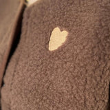 Detailaufnahme des aufgestickten cremefarbenen Herzens