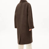 Rückansicht des Wollmantels in Midi-Länge mit Rückenschlitz