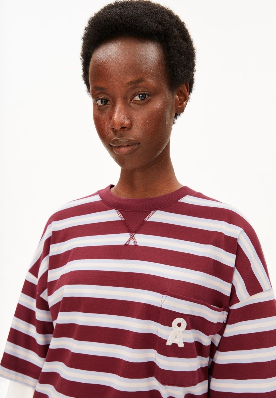 ARMEDANGELS - ICONIC Å Gestreiftes T-Shirt • velvet red-soft blue-undyed - ROSA ECK