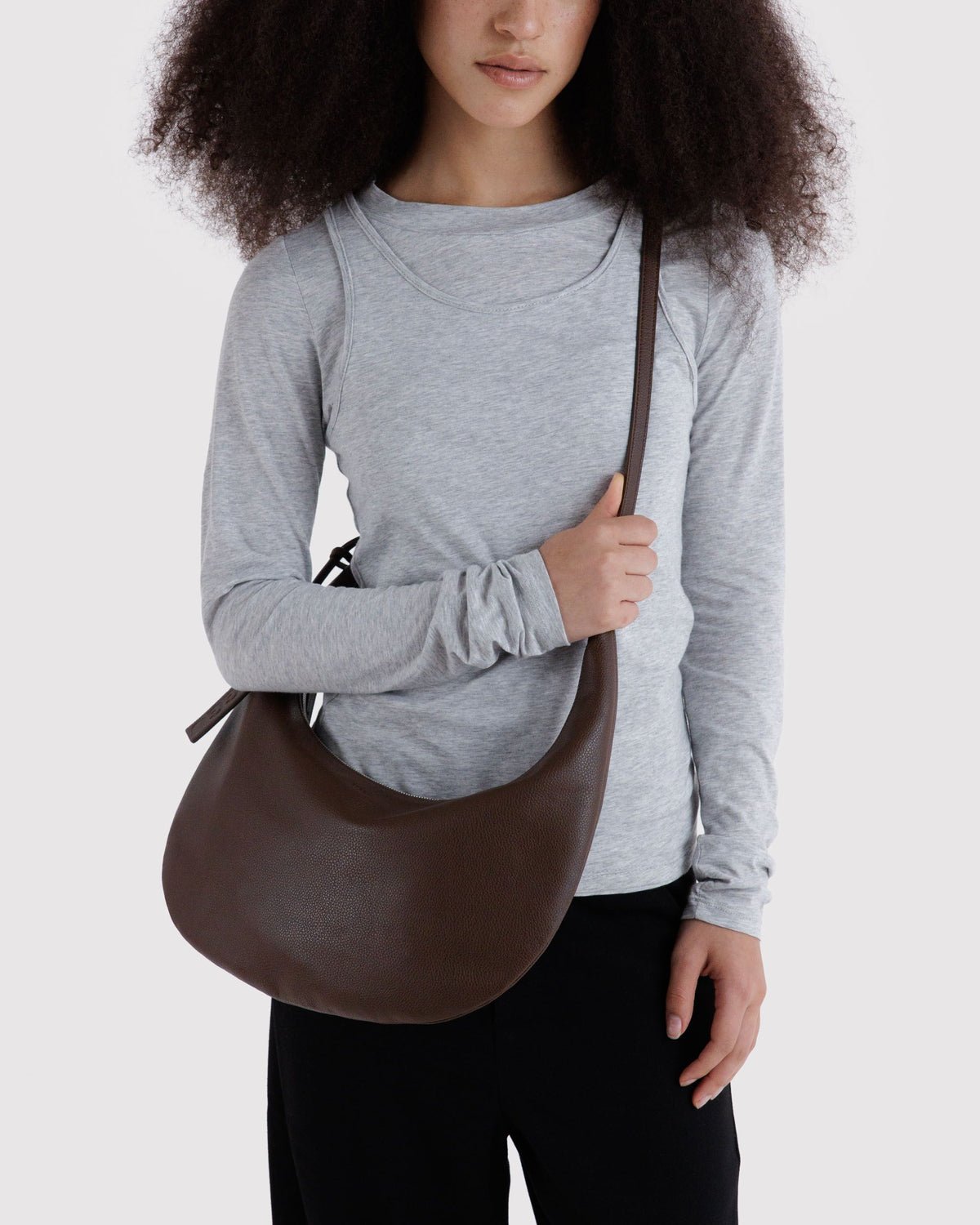 BAGGU - Medium Flat Crescent Umhängetasche aus recyceltem Leder • Brown - ROSA ECK