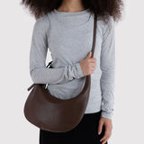BAGGU - Medium Flat Crescent Umhängetasche aus recyceltem Leder • Brown - ROSA ECK