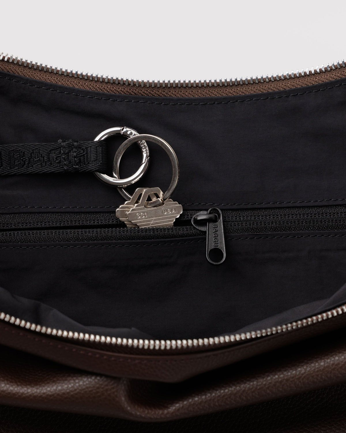 BAGGU - Medium Flat Crescent Umhängetasche aus recyceltem Leder • Brown - ROSA ECK