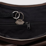 BAGGU - Medium Flat Crescent Umhängetasche aus recyceltem Leder • Brown - ROSA ECK