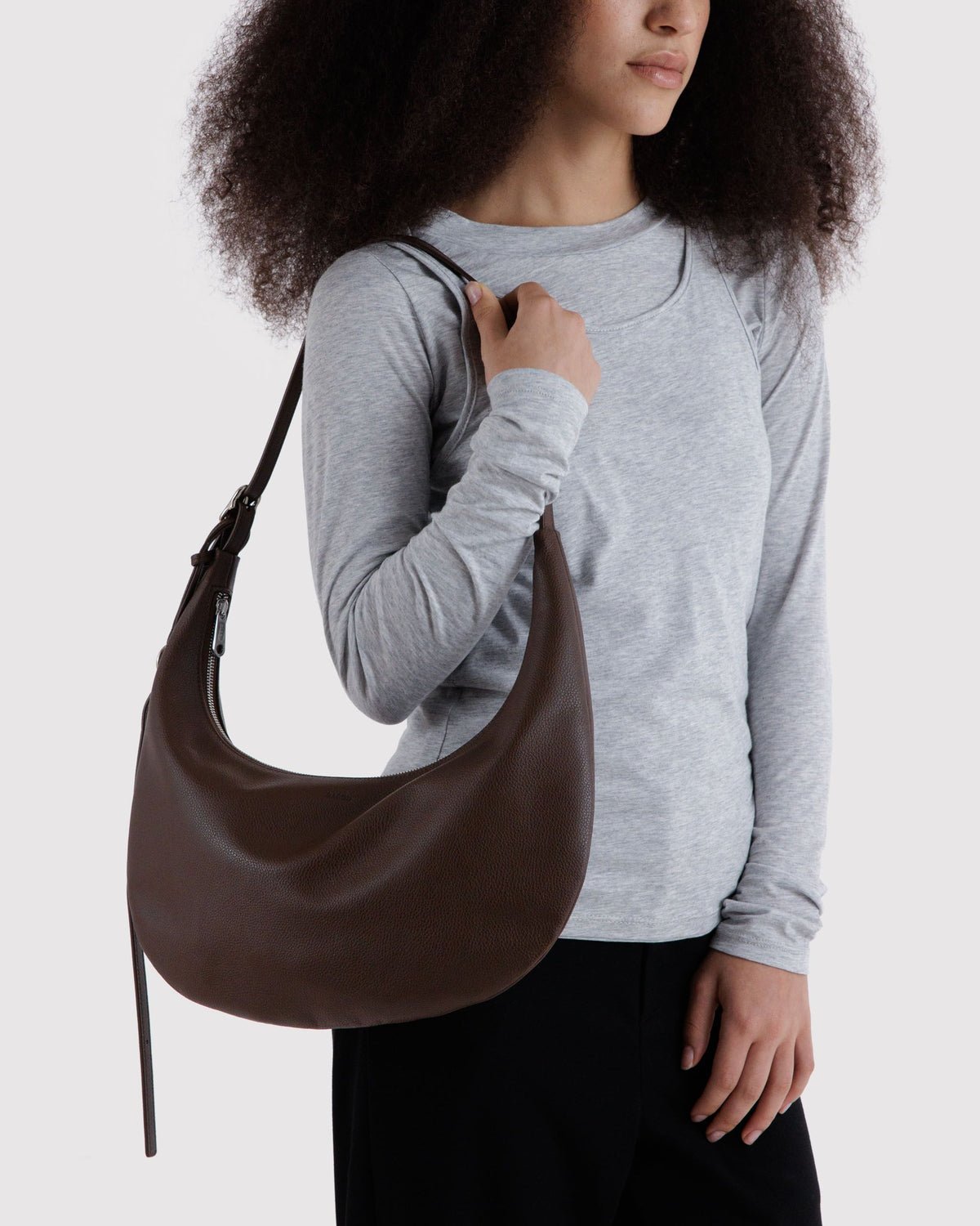 BAGGU - Medium Flat Crescent Umhängetasche aus recyceltem Leder • Brown - ROSA ECK