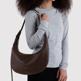 BAGGU - Medium Flat Crescent Umhängetasche aus recyceltem Leder • Brown - ROSA ECK