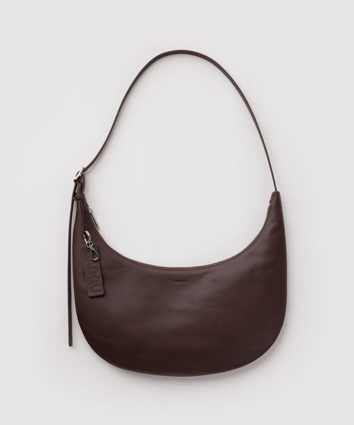 BAGGU - Medium Flat Crescent Umhängetasche aus recyceltem Leder • Brown - ROSA ECK