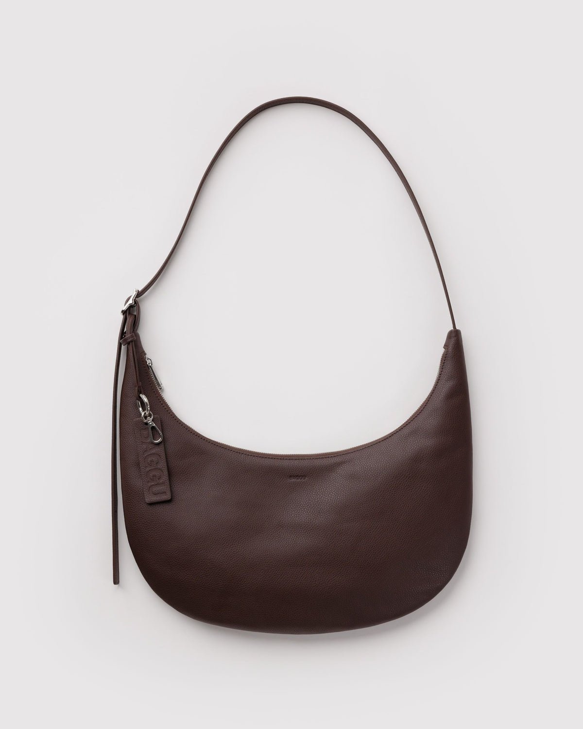 BAGGU - Medium Flat Crescent Umhängetasche aus recyceltem Leder • Brown - ROSA ECK
