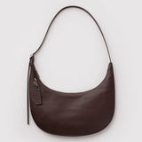 BAGGU - Medium Flat Crescent Umhängetasche aus recyceltem Leder • Brown - ROSA ECK