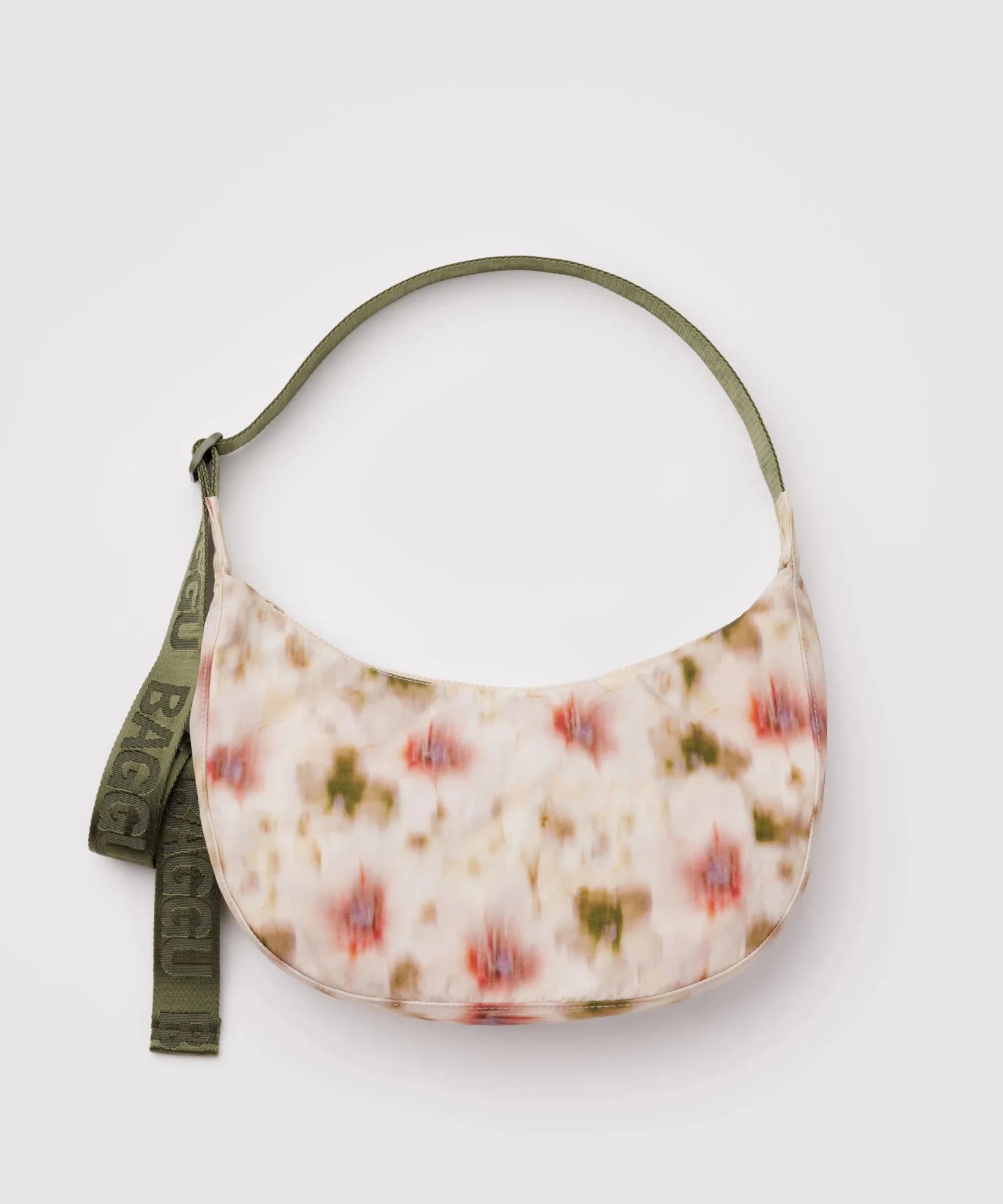 BAGGU - Medium Nylon Crescent Bag Umhängetasche • Abstract Floral - ROSA ECK