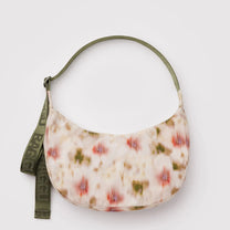 BAGGU - Medium Nylon Crescent Bag Umhängetasche • Abstract Floral - ROSA ECK
