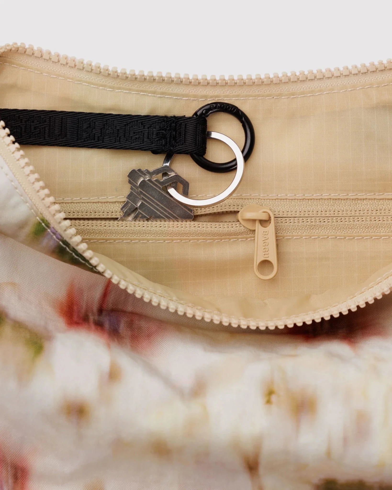 BAGGU - Medium Nylon Crescent Bag Umhängetasche • Abstract Floral - ROSA ECK