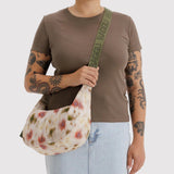 BAGGU - Medium Nylon Crescent Bag Umhängetasche • Abstract Floral - ROSA ECK