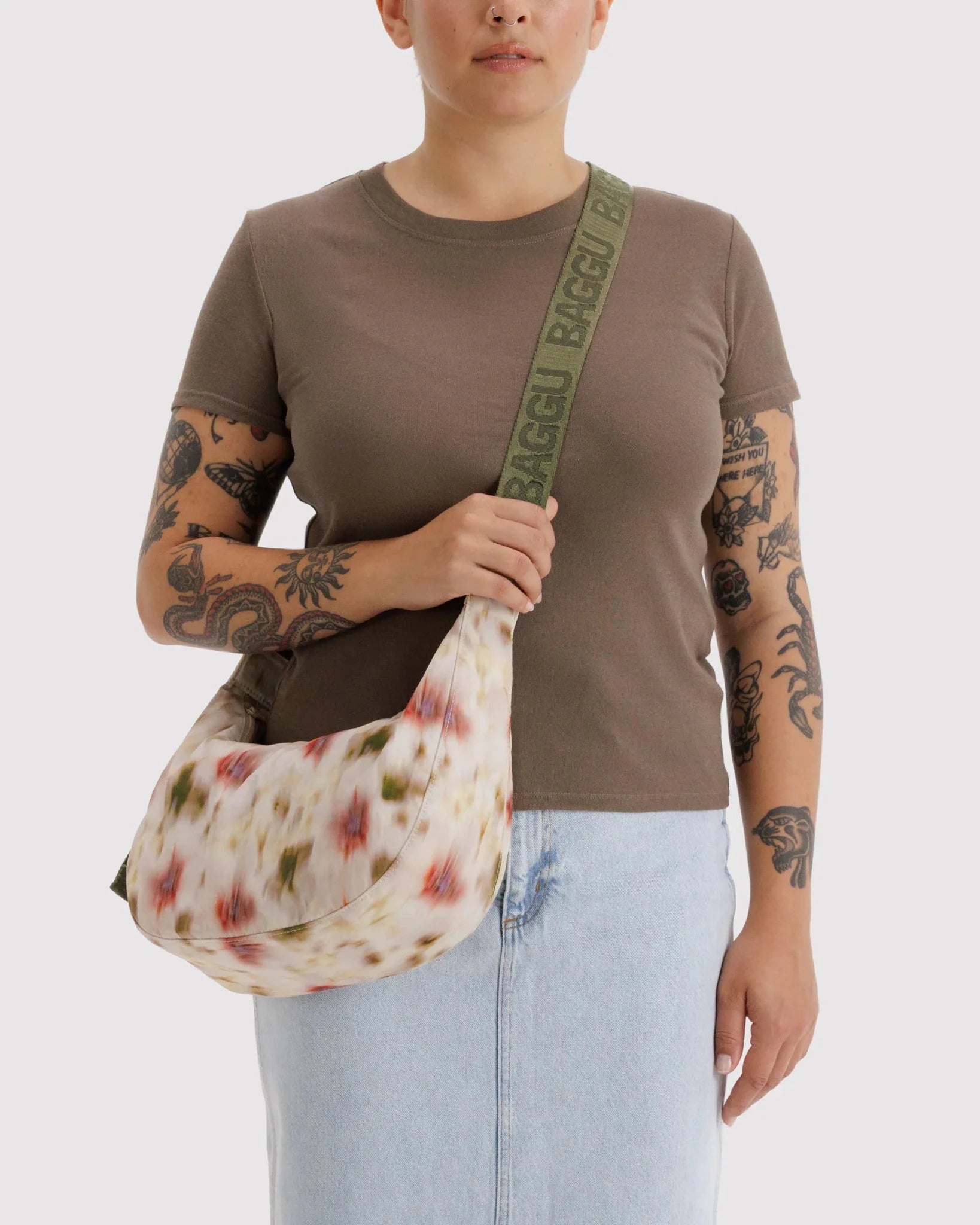 BAGGU - Medium Nylon Crescent Bag Umhängetasche • Abstract Floral - ROSA ECK