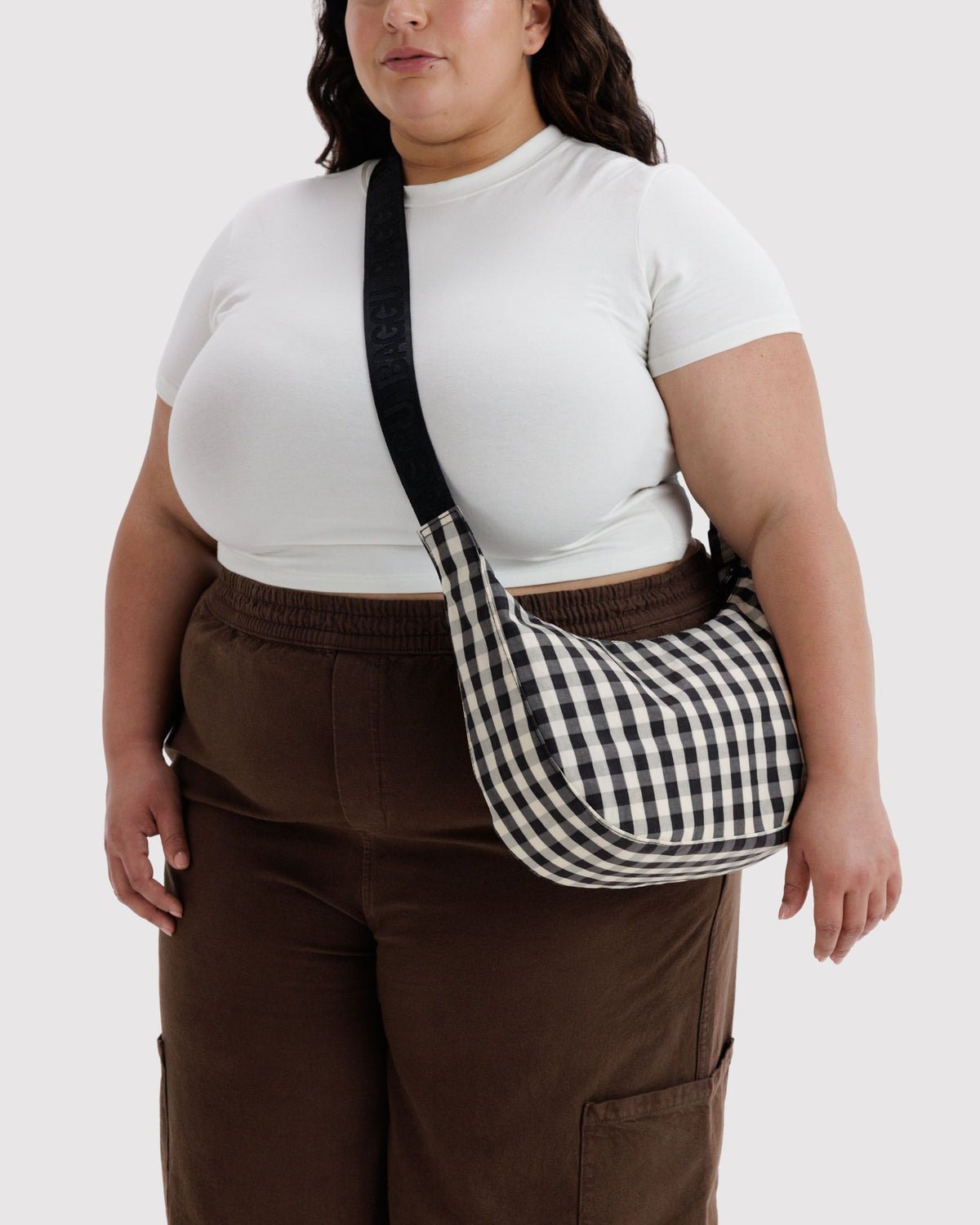 BAGGU - Medium Nylon Crescent Bag Umhängetasche • Black and Cream Gingham - ROSA ECK