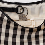 BAGGU - Medium Nylon Crescent Bag Umhängetasche • Black and Cream Gingham - ROSA ECK