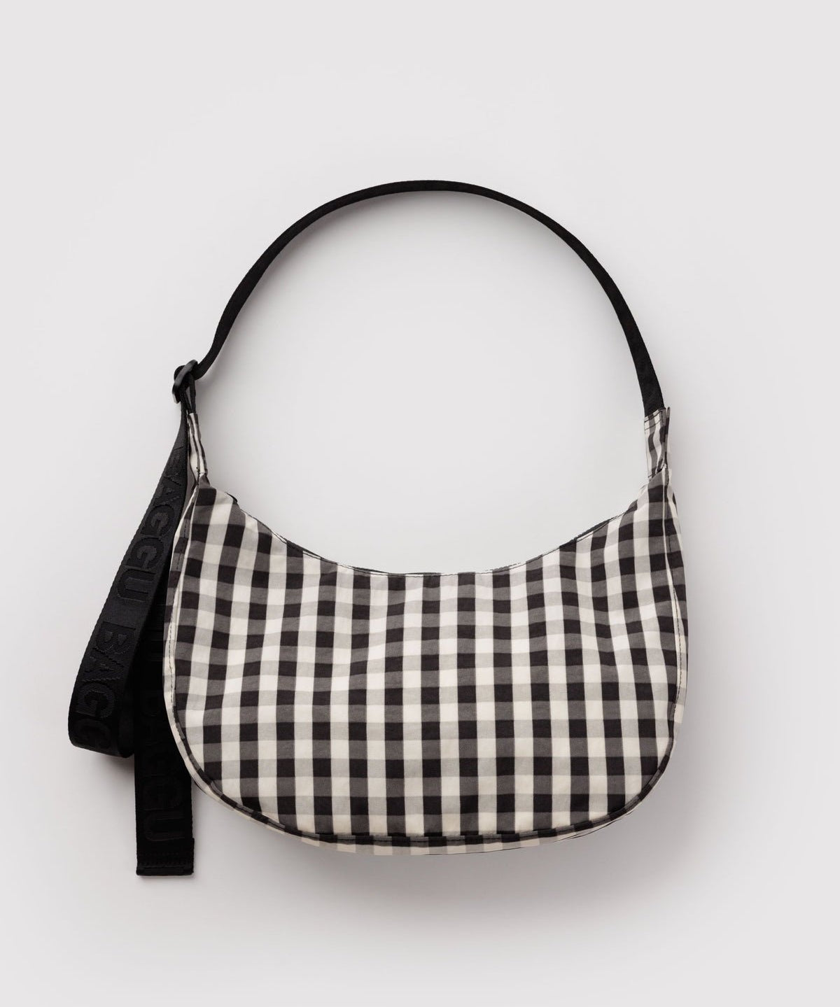 BAGGU - Medium Nylon Crescent Bag Umhängetasche • Black and Cream Gingham - ROSA ECK