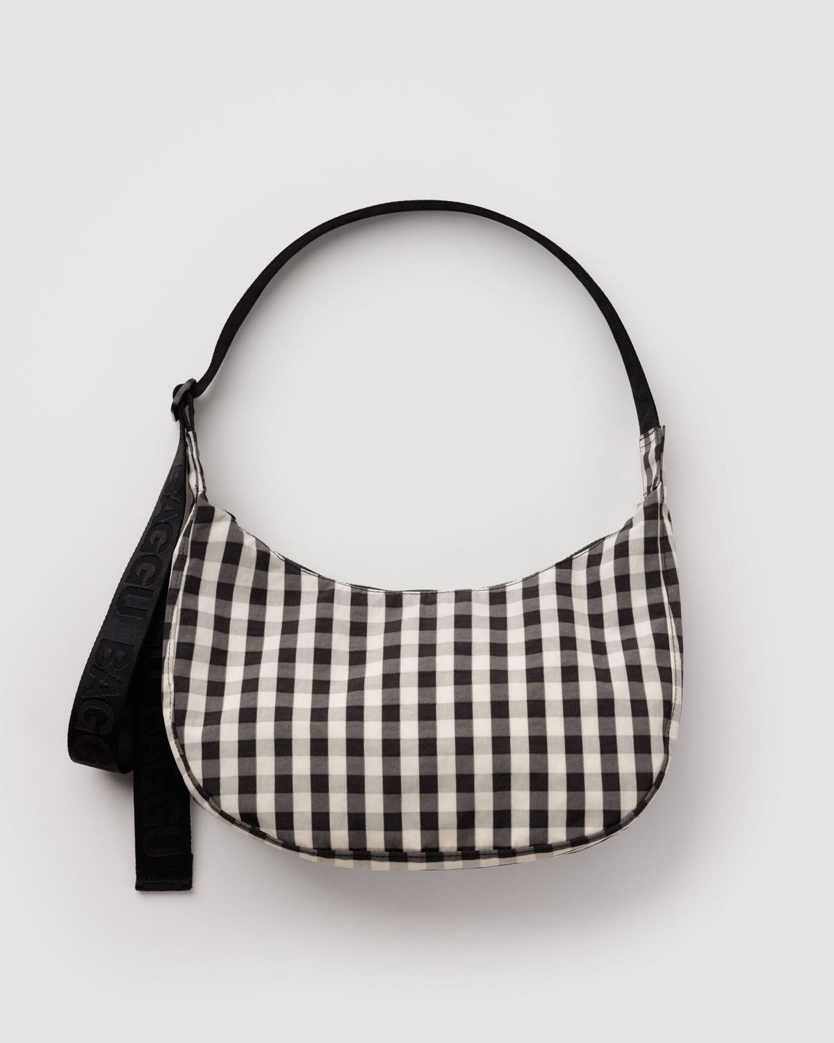 BAGGU - Medium Nylon Crescent Bag Umhängetasche • Black and Cream Gingham - ROSA ECK