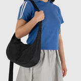 BAGGU - Medium Nylon Crescent Bag Umhängetasche • Black - ROSA ECK