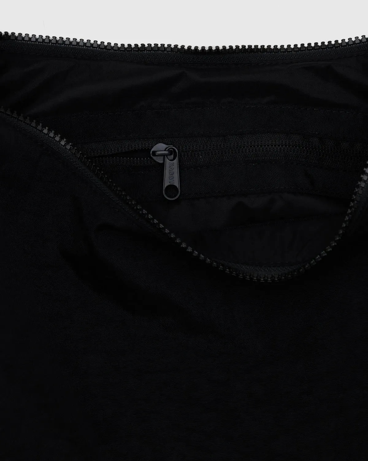 BAGGU - Medium Nylon Crescent Bag Umhängetasche • Black - ROSA ECK