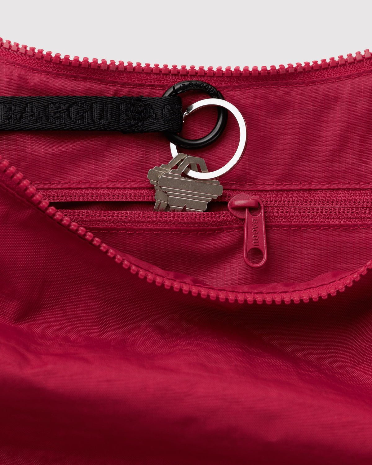 BAGGU - Medium Nylon Crescent Bag Umhängetasche • Cherry - ROSA ECK