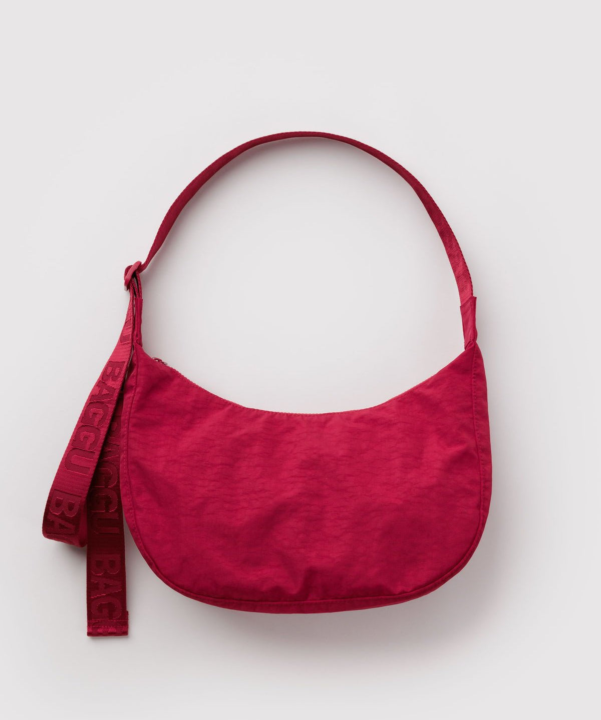 BAGGU - Medium Nylon Crescent Bag Umhängetasche • Cherry - ROSA ECK