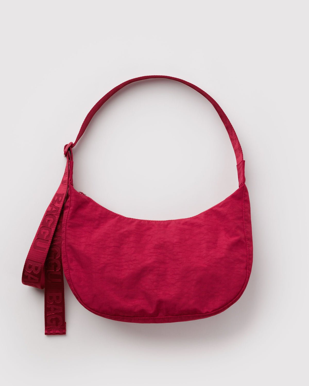 BAGGU - Medium Nylon Crescent Bag Umhängetasche • Cherry - ROSA ECK