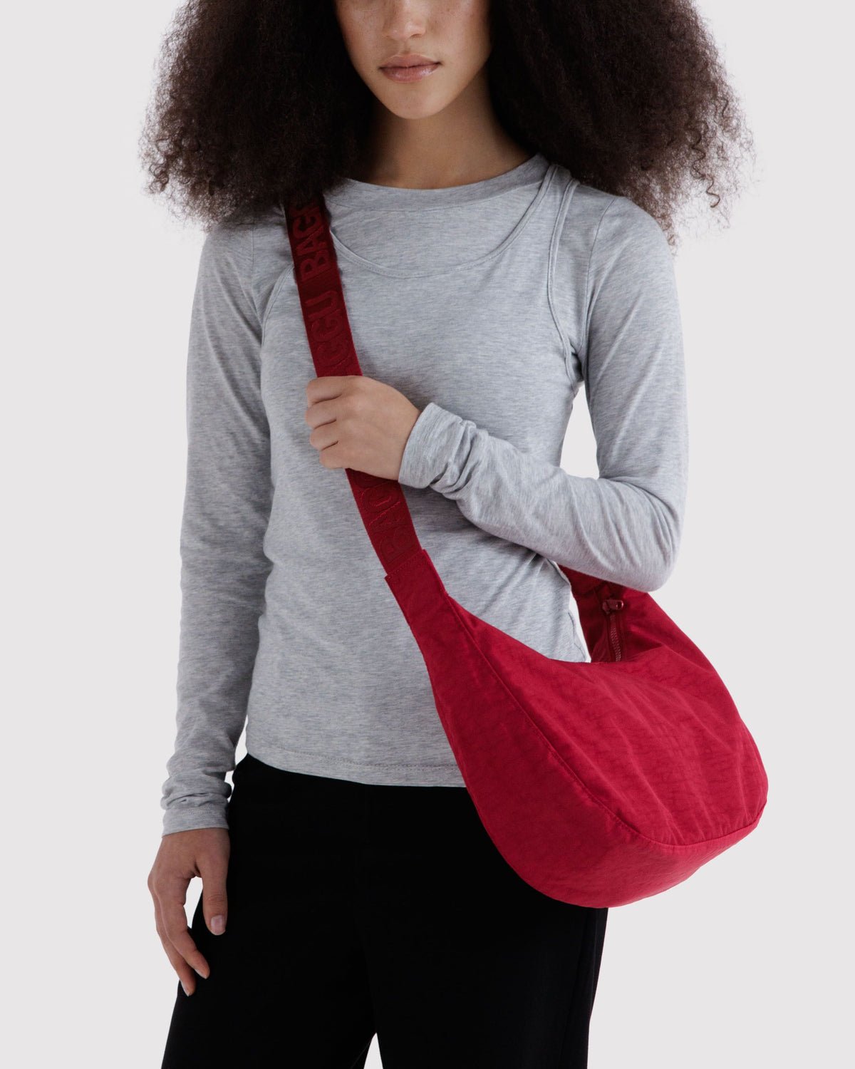 BAGGU - Medium Nylon Crescent Bag Umhängetasche • Cherry - ROSA ECK