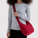 BAGGU - Medium Nylon Crescent Bag Umhängetasche • Cherry - ROSA ECK