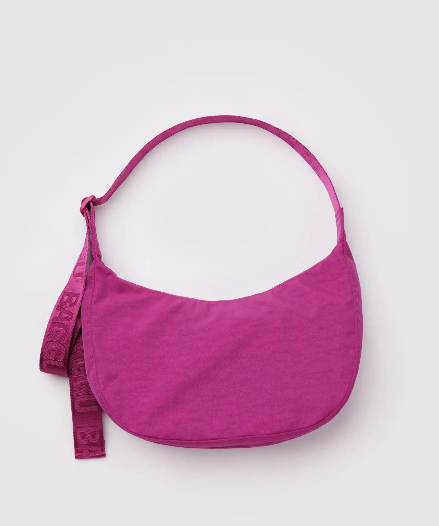 BAGGU - Medium Nylon Crescent Bag Umhängetasche • Deep Fuchsia - ROSA ECK