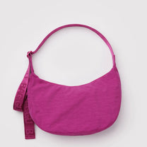 BAGGU - Medium Nylon Crescent Bag Umhängetasche • Deep Fuchsia - ROSA ECK