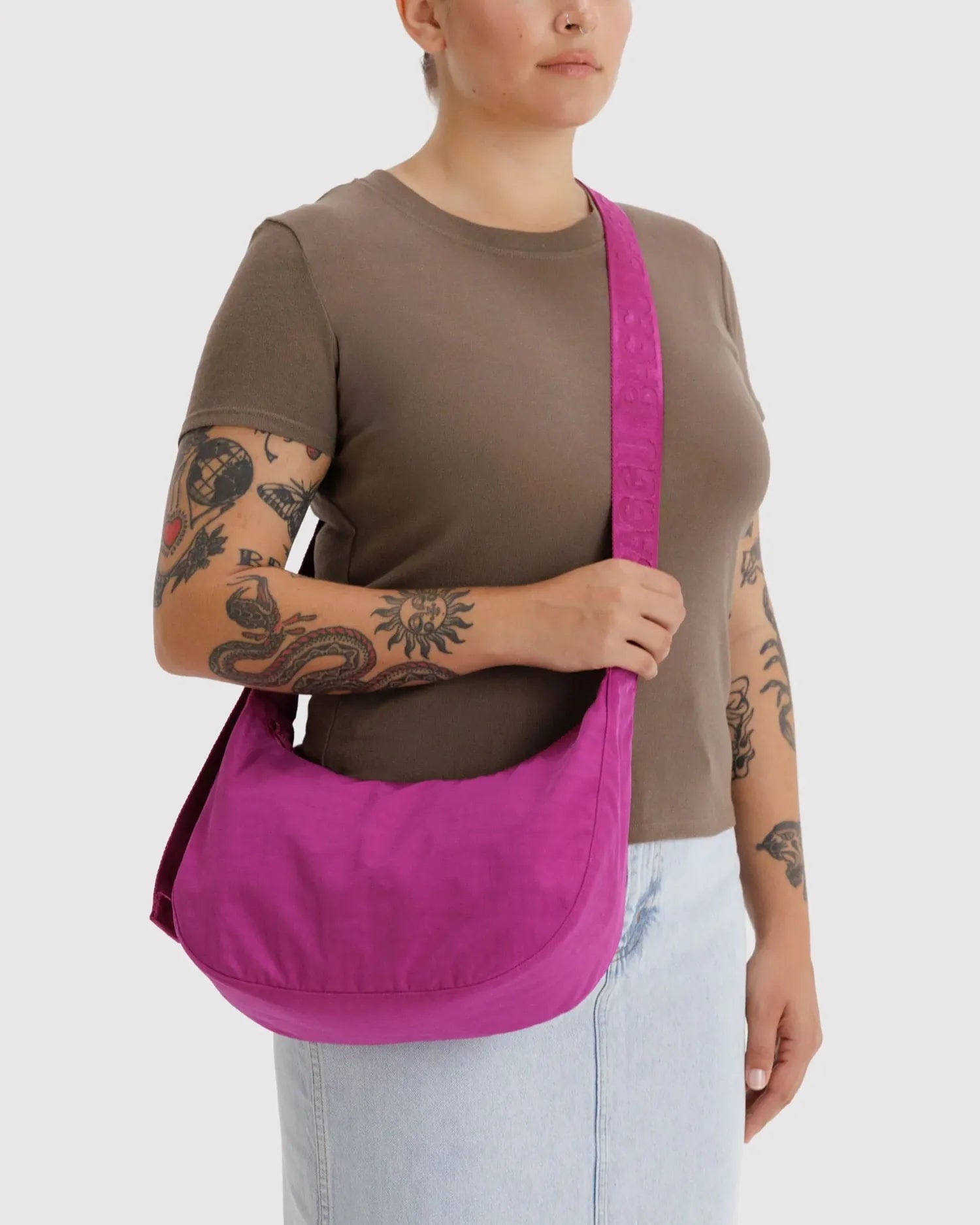 BAGGU - Medium Nylon Crescent Bag Umhängetasche • Deep Fuchsia - ROSA ECK