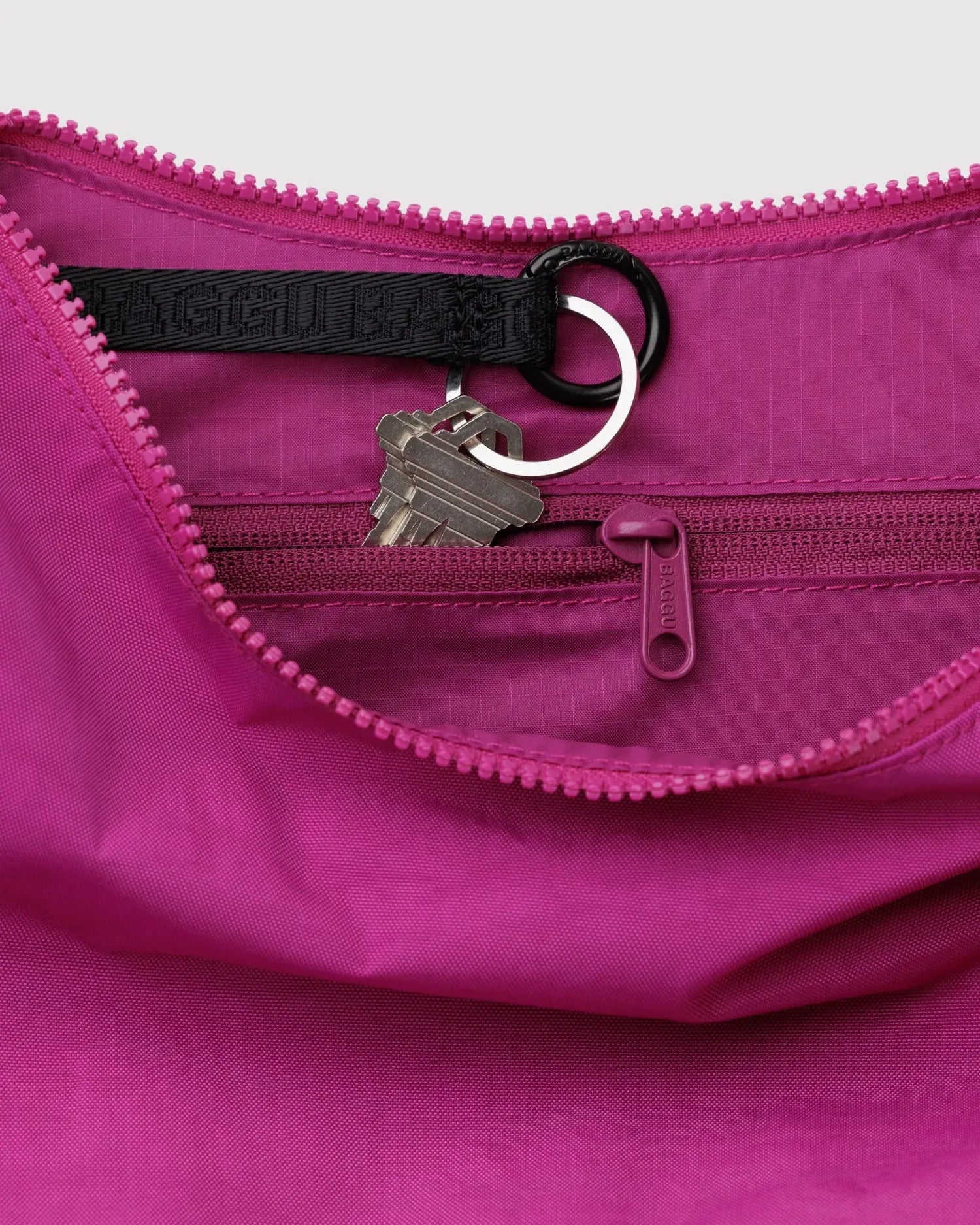 BAGGU - Medium Nylon Crescent Bag Umhängetasche • Deep Fuchsia - ROSA ECK