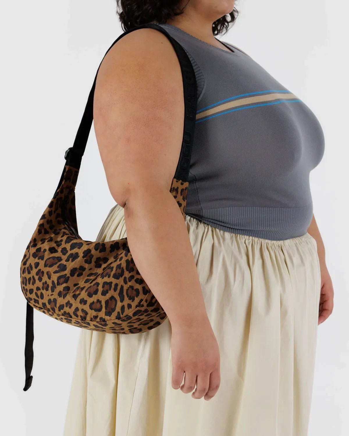 BAGGU - Medium Nylon Crescent Bag Umhängetasche • Leopard - ROSA ECK