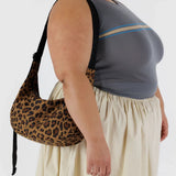 BAGGU - Medium Nylon Crescent Bag Umhängetasche • Leopard - ROSA ECK