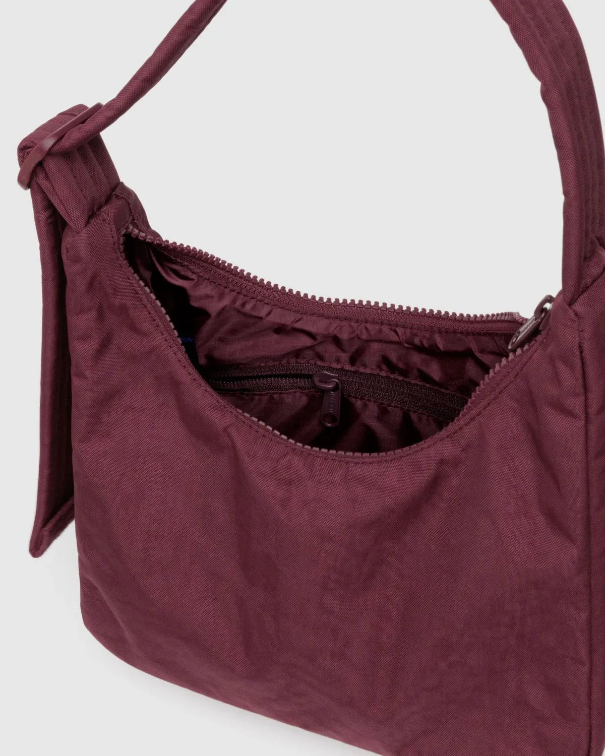 BAGGU - MINI NYLON SHOULDER BAG Schultertasche • Mahogany - Schultertasche - ROSA ECK
