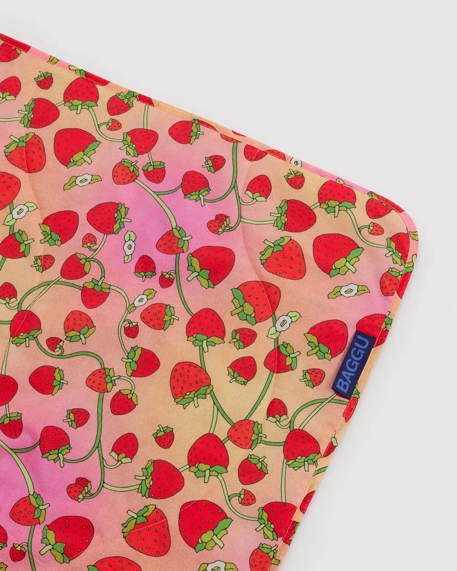 BAGGU - Picknickdecke • Strawberry Blossom - ROSA ECK
