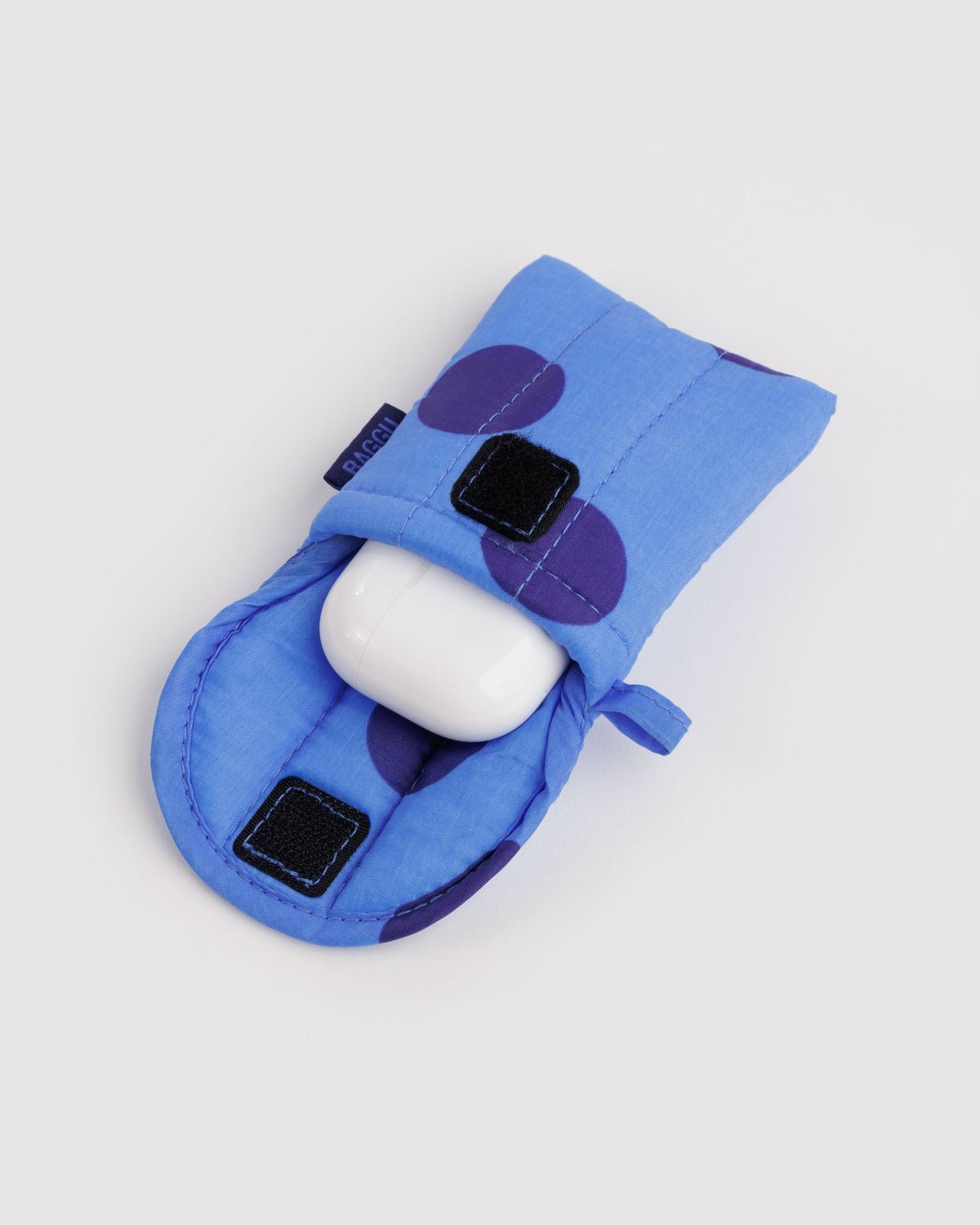 BAGGU - PUFFY Kopfhörer-Etui • Blue Polka Dot - ROSA ECK