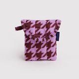 BAGGU - PUFFY Kopfhörer-Etui • Pink Houndstooth - ROSA ECK