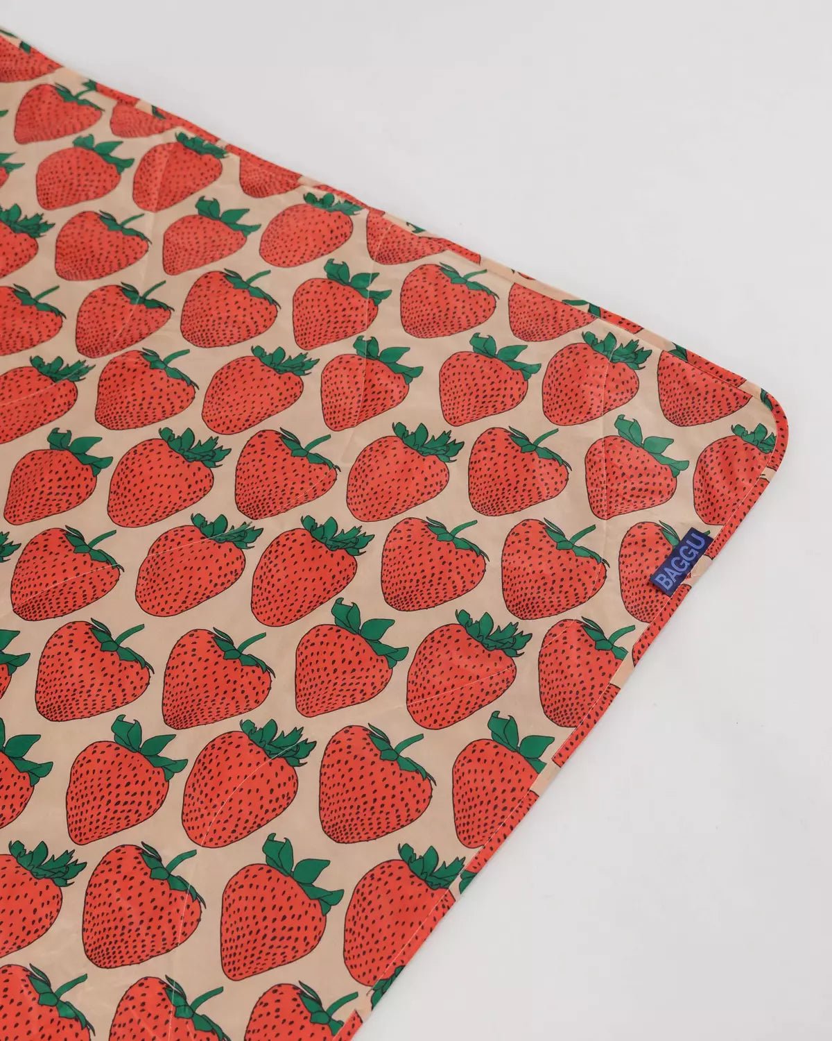 BAGGU - PUFFY PICNIC BLANKET Picknickdecke | Strawberry - ROSA ECK - Erdbeeren, ,