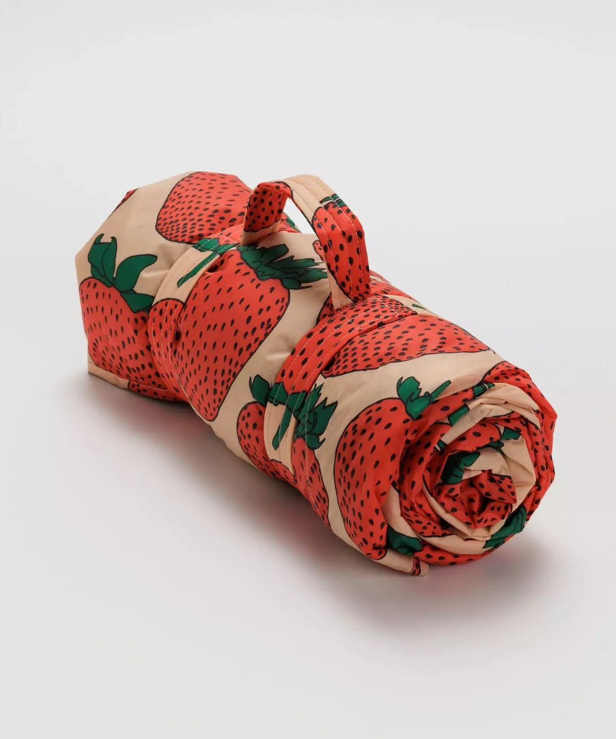 BAGGU - PUFFY PICNIC BLANKET Picknickdecke | Strawberry - ROSA ECK - Erdbeeren, ,