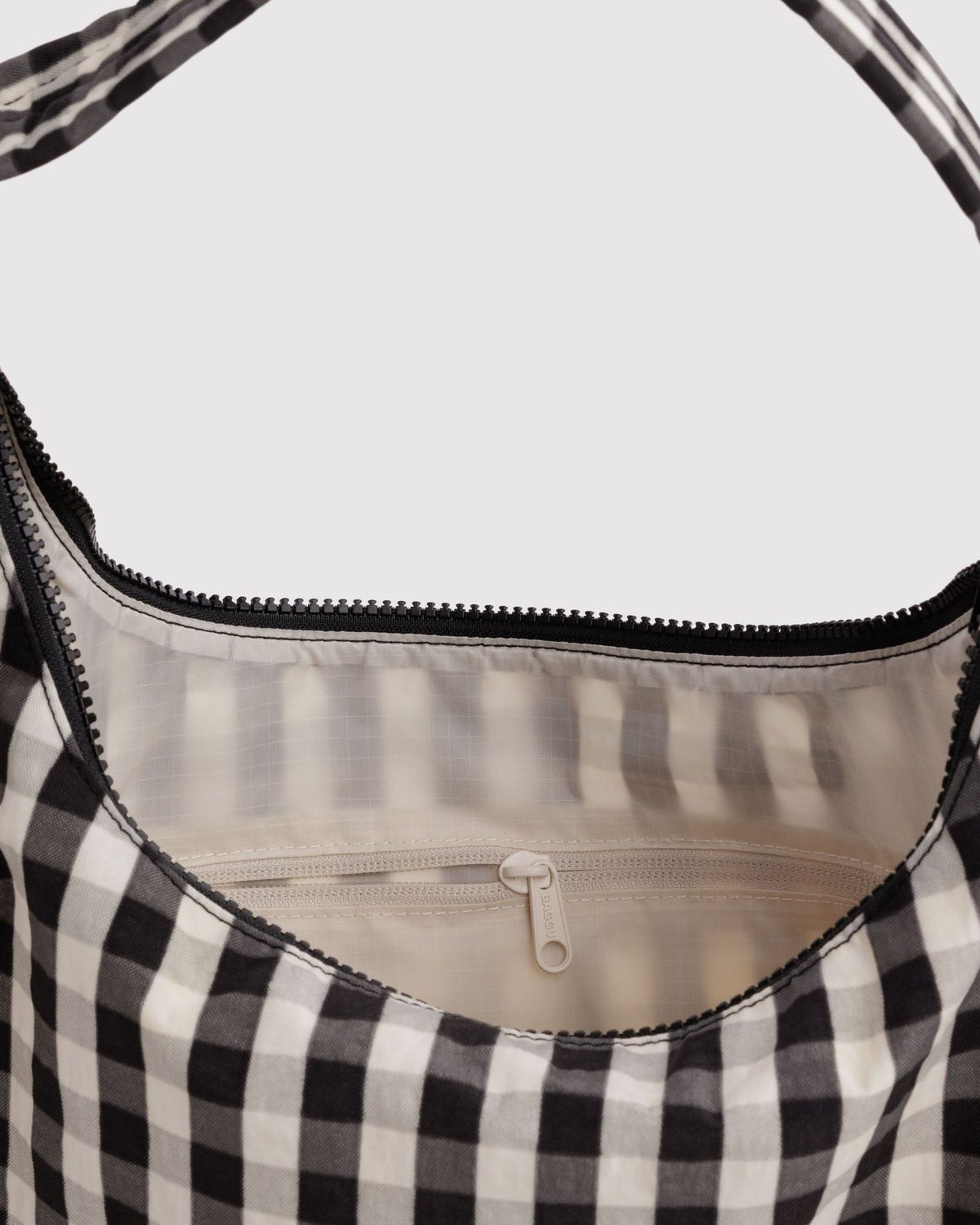 BAGGU - Schultertasche aus Nylon • Black and Cream Gingham - ROSA ECK
