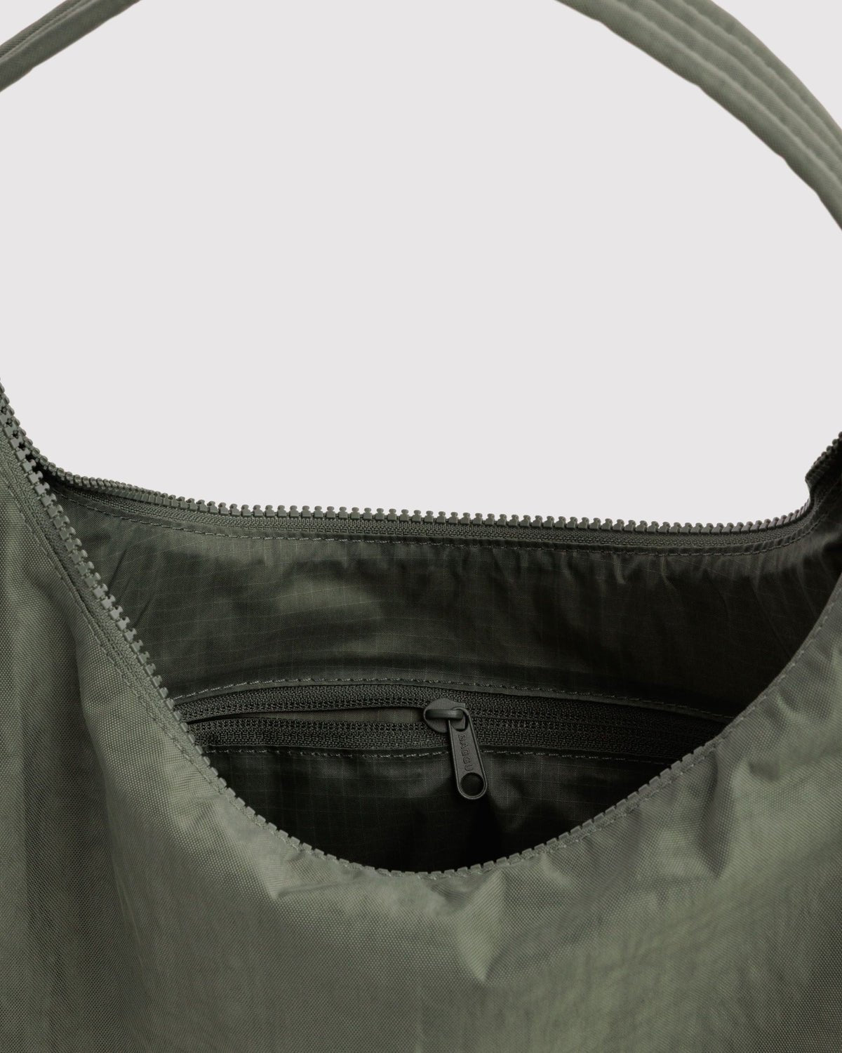 BAGGU - Schultertasche aus Nylon • Caper - ROSA ECK