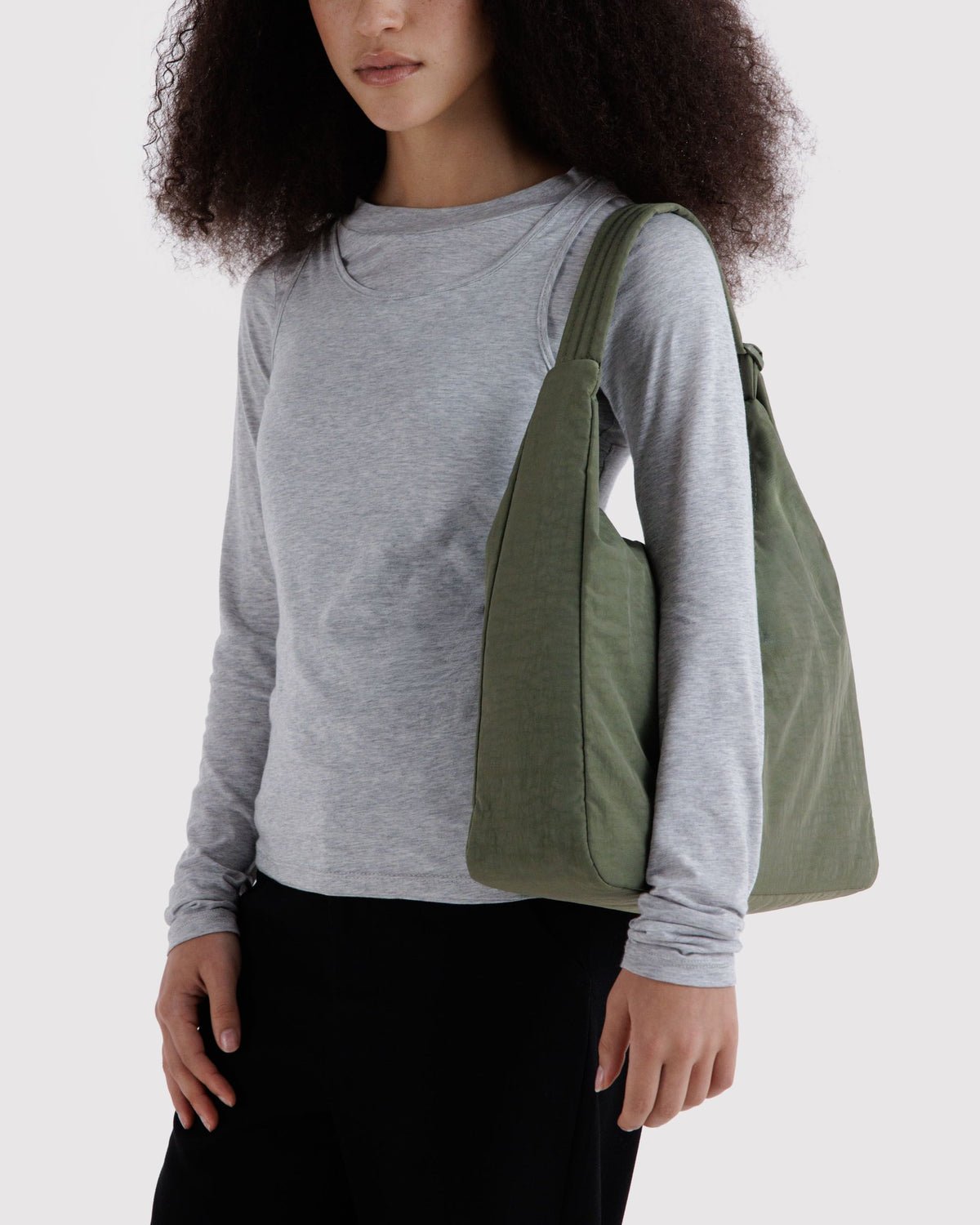 BAGGU - Schultertasche aus Nylon • Caper - ROSA ECK