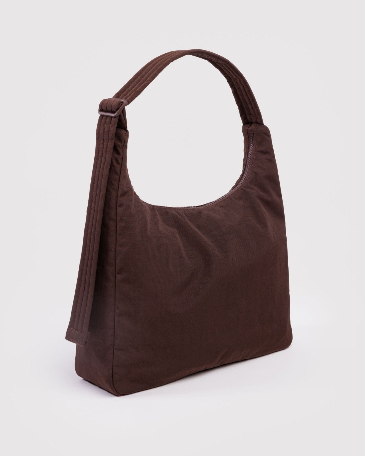 Schultertasche aus Nylon in Kaffeebraun von BAGGU, Innenansicht mit Reißverschlussfach