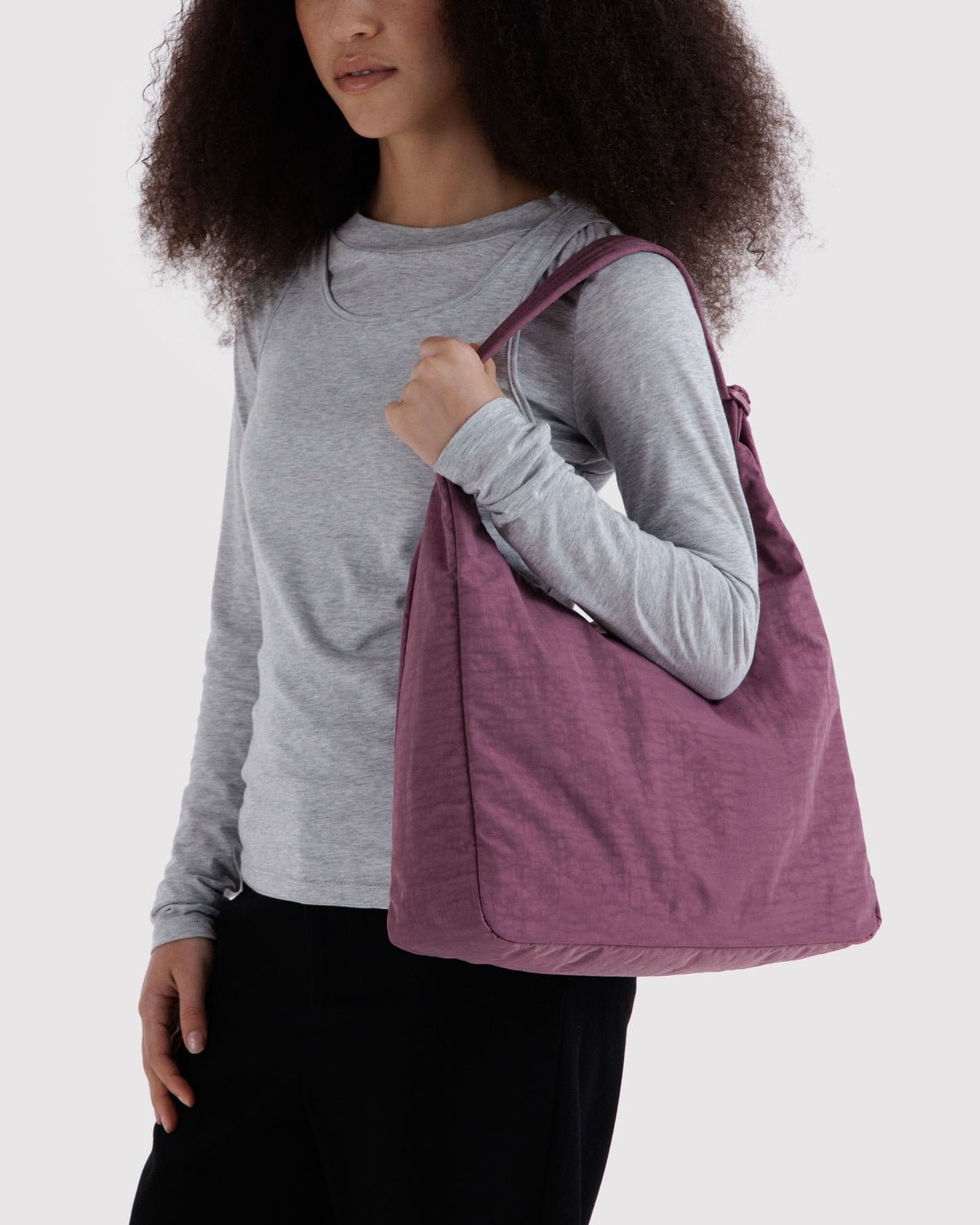 BAGGU - Schultertasche aus Nylon • Wild Plum - ROSA ECK
