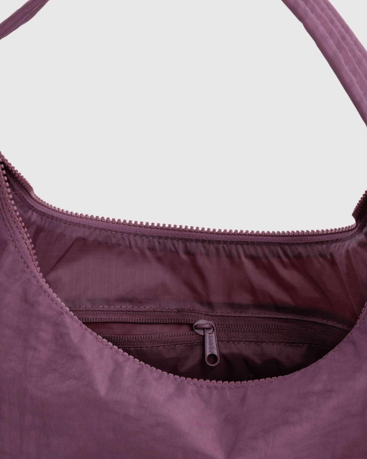 BAGGU - Schultertasche aus Nylon • Wild Plum - ROSA ECK