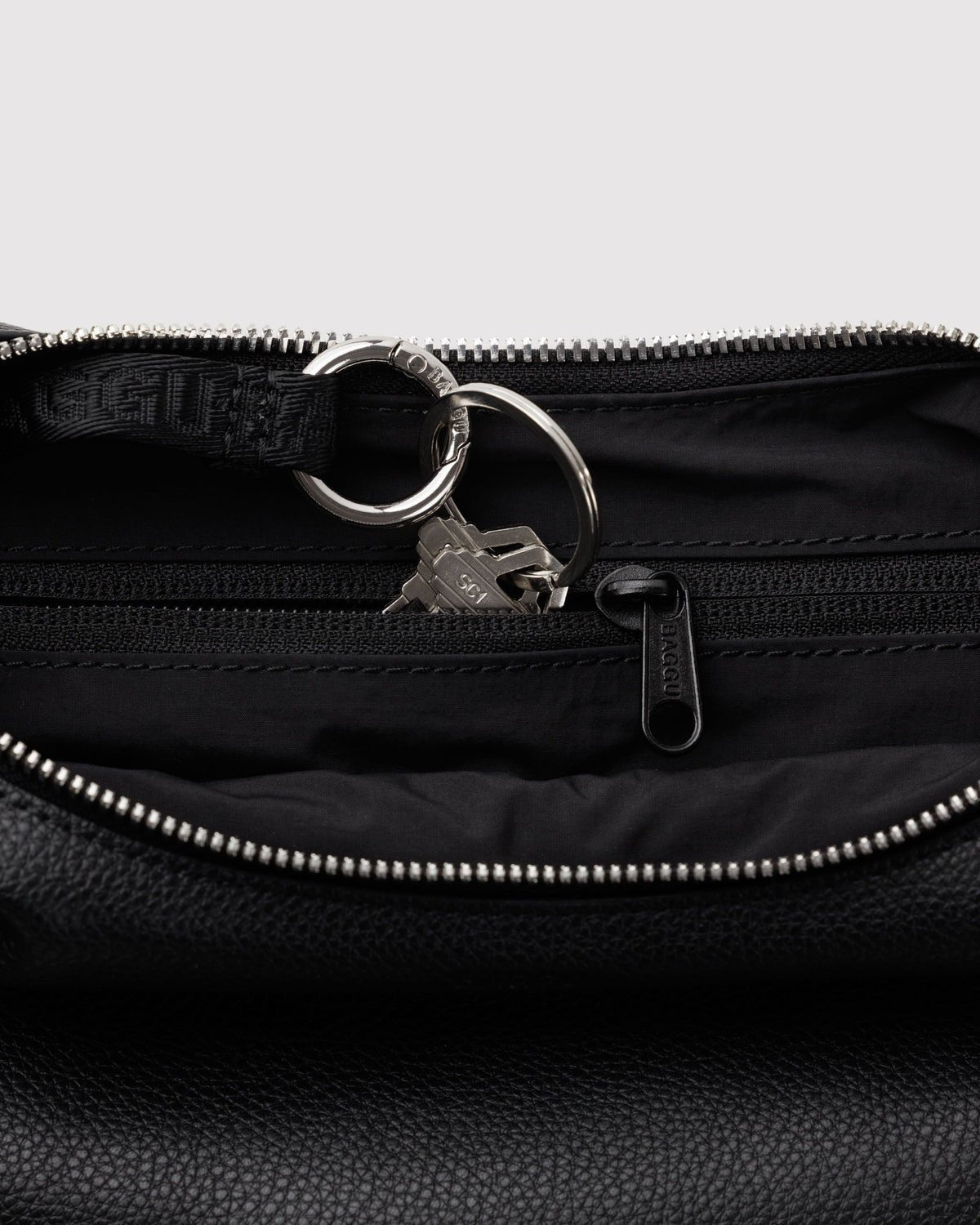 BAGGU - Small Flat Crescent Umhängetasche aus recyceltem Leder • Black - ROSA ECK